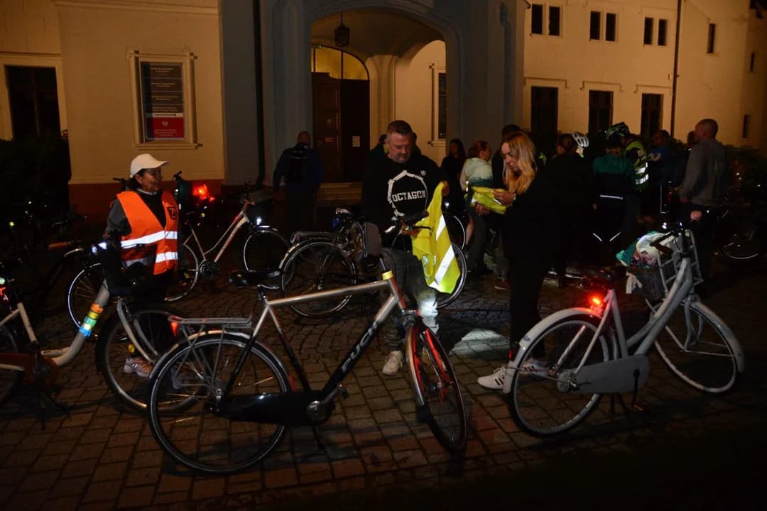 66 osób nie wystraszyła pogoda i pojechali na ostatni w tym roku nocny rajd z RoweLOVE Jarocin [ZDJĘCIA] — zdjęcie 5 z 78