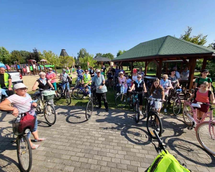 Pojechali na pielgrzymkę rowerową z Żerkowa do Kolniczek w intencji księdza Roberta Olejnika [ZDJĘCIA]