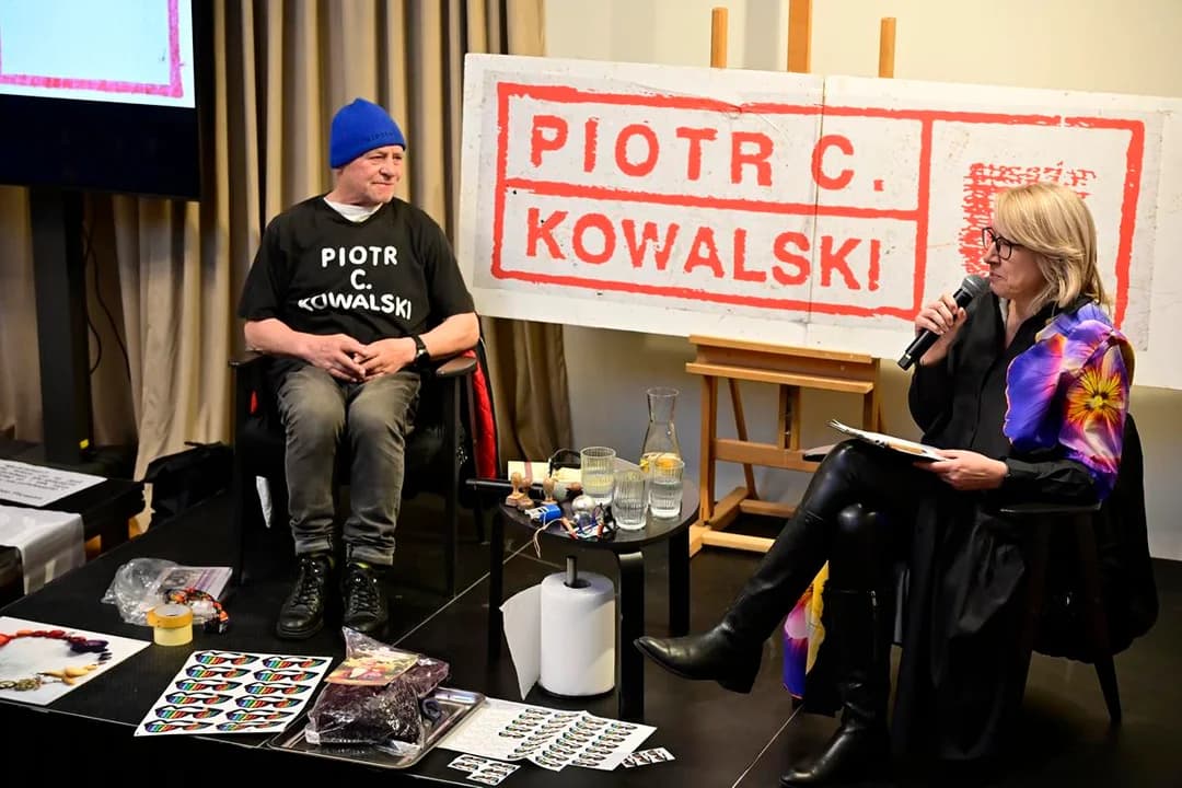 „Trzeba się odważyć”. Piotr C. Kowalski o życiu i sztuce w Muzeum Regionalnym w Jarocinie