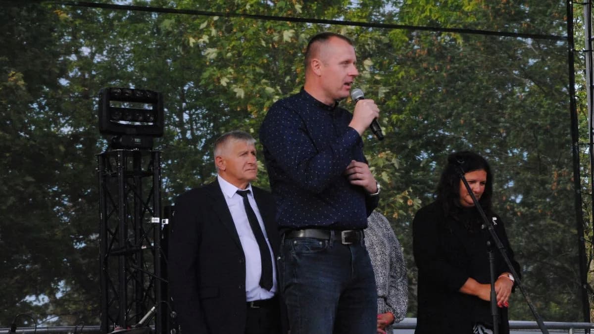 Na scenie w trakcie uroczystości przemawiał starosta Mariusz Stolecki