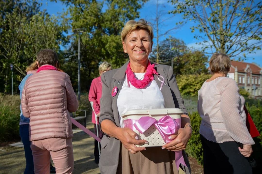 Różowe elementy pojawiły się również w postaci wstążek, które przypinano wszystkim uczestnikom poniedziałkowej akcji — zdjęcie 6 z 68