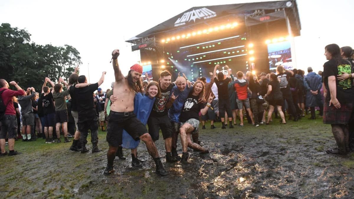 Tak bawiliście w błocie i deszczu podczas pierwszego dnia Jarocin Festiwal 2026