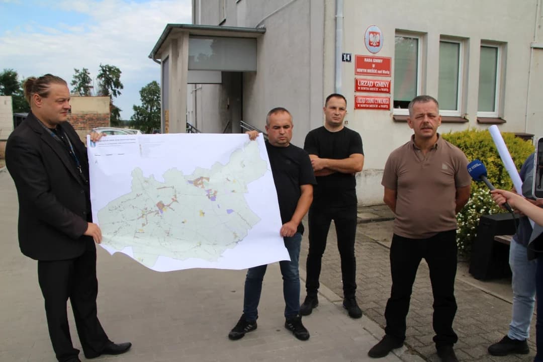 Przed urzędem gminy Nowe Miasto nad Wartą odbyła się konferencja prasowa z udziałem lokalnych rolników oraz przedstawiciela Wielkopolskiej Izby Rolniczej. Powodem spotkania były kontrowersje wokół powstającego projektu planu ogólnego gminy.
