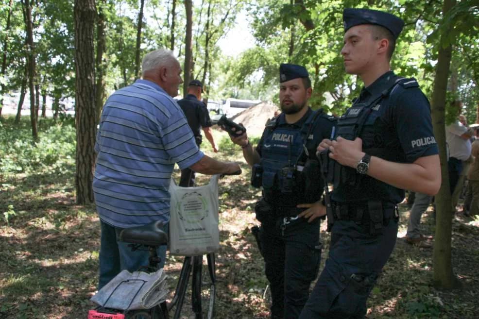 „J… PiS” koszulkę z takim napisem włożył na odsłonięcie pomnika Szyszko w Jarocinie [ZDJĘCIA]