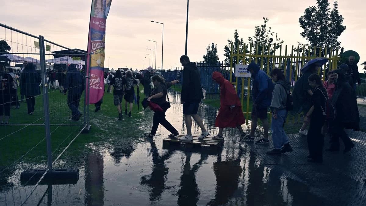Tak bawiliście w błocie i deszczu podczas pierwszego dnia Jarocin Festiwal 2026
