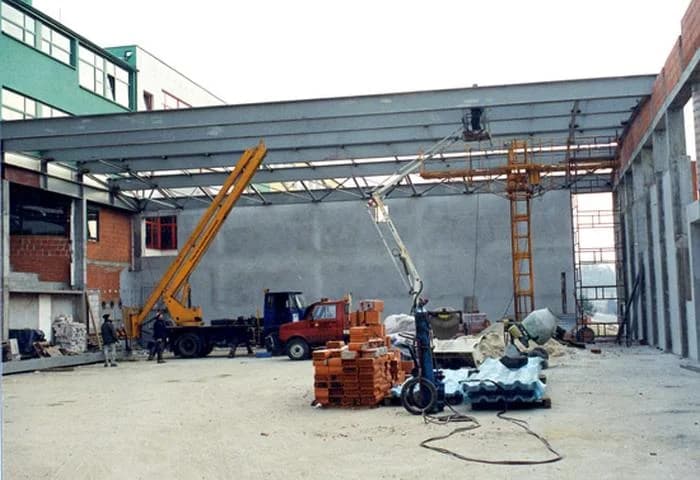 Hala w Żerkowie. Obiekt został zaprojektowany i wybudowany w latach 2001–2003, a oficjalnie oddano go do użytku w roku szkolnym 2001/2002 . Sala została wykonana jako nowy budynek, połączony z istniejącym gmachem szkoły przy ulicy Cmentarnej, co umożliwia wygodny dostęp z głównych klasopracowni i części administracyjnej szkoły. Całkowity koszt budowy wyniósł 1 049 941,41 zł Na realizację inwestycji Gmina Żerków pozyskała 500 000 zł dofinansowania w ramach działań 313/322/323 Programu Rozwoju Obszarów Wiejskich. Pozostałą część (ok. 550 000 zł) pokryto z budżetu gminnego. Obiekt posiada nowoczesne zaplecze dla wychowania fizycznego uczniów (gry zespołowe, ćwiczenia ogólnorozwojowe). Jest także dostępny dla mieszkańców na różnorakie wydarzenia, zajęcia i turnieje sportowe. Chrzan. Sala sportowa została oddana do użytku w 2011 roku. Budynek posiada boisko do siatkówki, koszykówki i piłki ręcznej o wymiarach 13,0 m x 24 m z widownią i niezbędną infrastrukturą. Wewnątrz obiektu znajdują się szatnie, sanitariaty, pokój trenerski oraz duża sala do ćwiczeń typu fitness. Sala została wyposażona w profesjonalny sprzęt sportowy do koszykówki, piłki ręcznej, siatkówki i ćwiczeń gimnastycznych. Budowa sali sportowej w Chrzanie kosztowała 1 874 167,39 zł brutto. Na realizację inwestycji Gmina pozyskała 490 105,00 zł dofinansowania w ramach działania „Odnowa i rozwój wsi” z Programu Rozwoju Obszarów Wiejskich na lata 2007–2013. Komorze Przybysławskie. Budowa sali rozpoczęła się 2 listopada 2021 roku. Obiekt został połączony z istniejącym budynkiem szkolnym i oddano go do użytku pod koniec 2022 roku. Zaplecze sali sportowej składa się z dwóch szatni wraz z toaletami, pomieszczenia trenera oraz magazynu na sprzęt sportowy. Obiekt powstał na potrzeby realizacji zajęć wychowania fizycznego dla uczniów oraz w celu organizacji treningów i turniejów sportowych. Przy sali sportowej utwardzono również nawierzchnię, na której powstały miejsca parkingowe. Koszt inwestycji wyniósł ponad 4,3 mln złotych. Dobieszczyzna. Sala sportowa została oddana do użytku w 2009 roku jako dobudowa do istniejącego budynku szkoły. Obiekt, wyposażony w zaplecze sanitarno-szatniowe, umożliwia jednoczesne prowadzenie zajęć dla 40 osób. Korzystają z niego zarówno uczniowie miejscowej szkoły, jak i – w godzinach popołudniowych – mieszkańcy miejscowości.