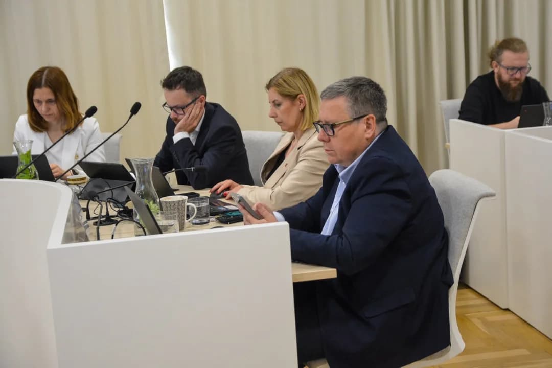 W posiedzeniu uczestniczył sekretarz gminy Robert Kaźmierczak i skarbnik Iwona Kaźmierczak.