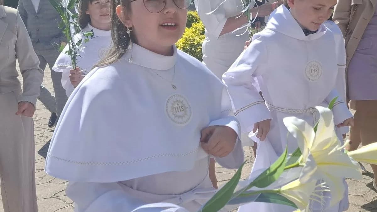 Pierwsza Komunia Święta u o. Franciszkanów w Jarocinie — zdjęcie 6 z 97