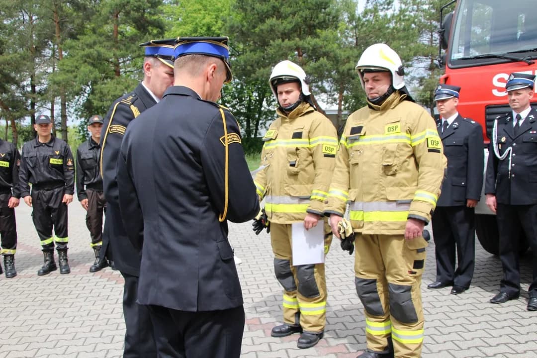 Uroczyste przekazanie samochodu dla OSP Ludwinów i narzędzi hydraulicznych dla OSP Jarocin — zdjęcie 5 z 16