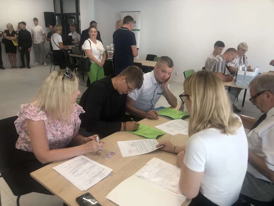 Uczniowie podpisywali umowy z pracodawcami. Pierwszy raz w Jarocińskim Centrum Edukacji i Kariery [ZDJĘCIA] — zdjęcie 3 z 62