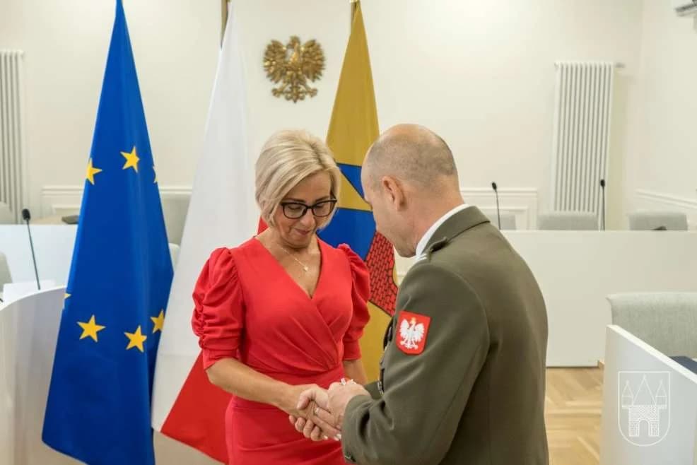 Złoty medal „Za zasługi dla obronności kraju” dla Marty Mazurkiewicz z Jarocina — zdjęcie 5 z 7