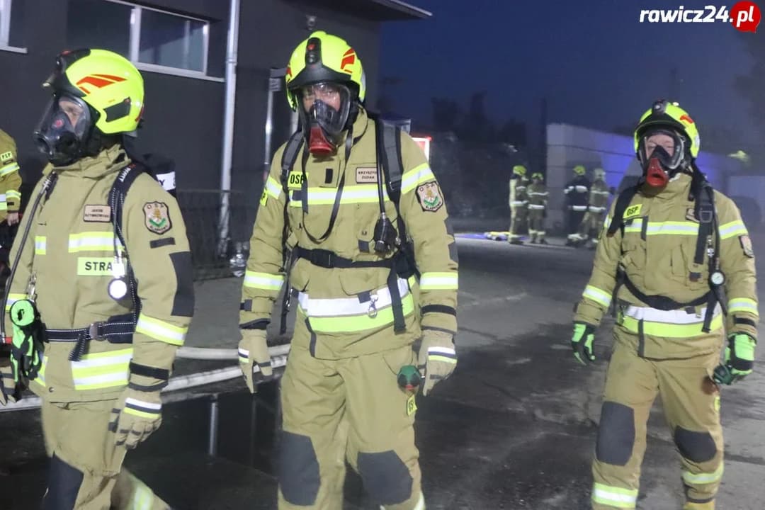 Jarocińscy strażacy gaszą ogromny pożar w jednej z firm w Rawiczu [ZDJĘCIA, FILM] — zdjęcie 2 z 26