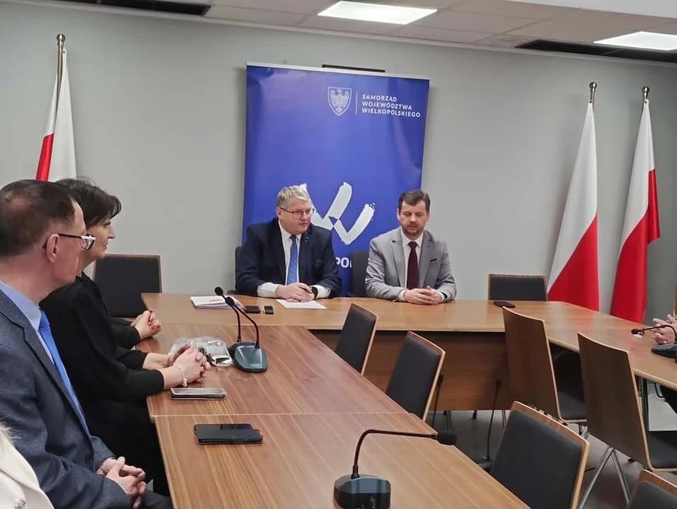 Podpisanie umów na dofinansowania dla samorządów powiatu jarocińskiego — zdjęcie 3 z 16