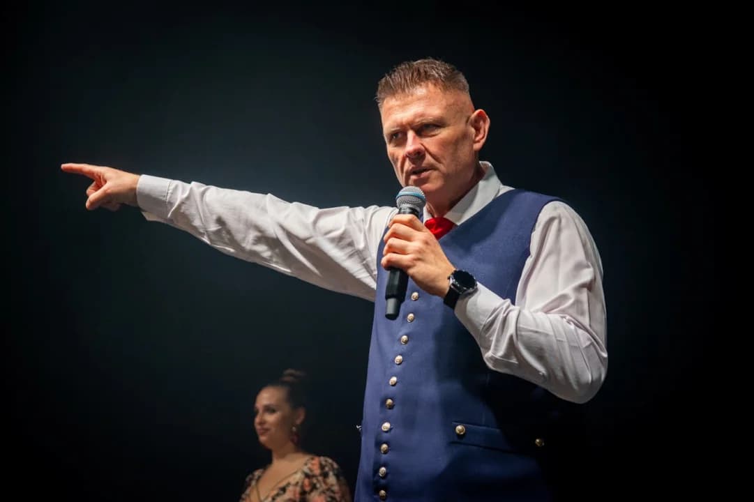 Śląska biesiada i hity Norbiego. Sala JOK-u wypełniła się niemal po brzegi — zdjęcie 5 z 39