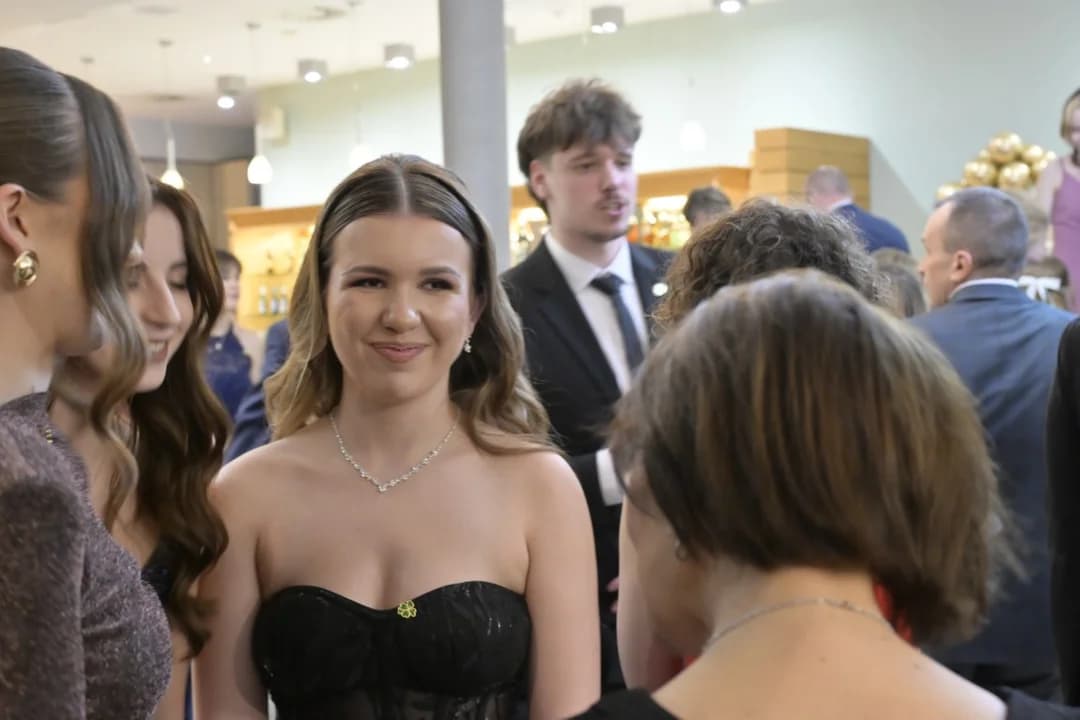 Na tradycyjnej studniówce bawili się uczniowie Zespołu Szkół Ponadpodstawowych nr 1 w Jarocinie