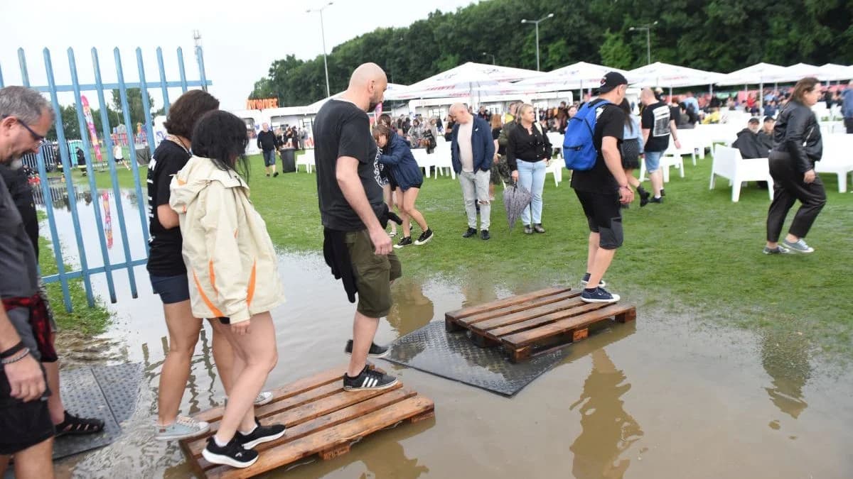 Tak bawiliście w błocie i deszczu podczas pierwszego dnia Jarocin Festiwal 2026