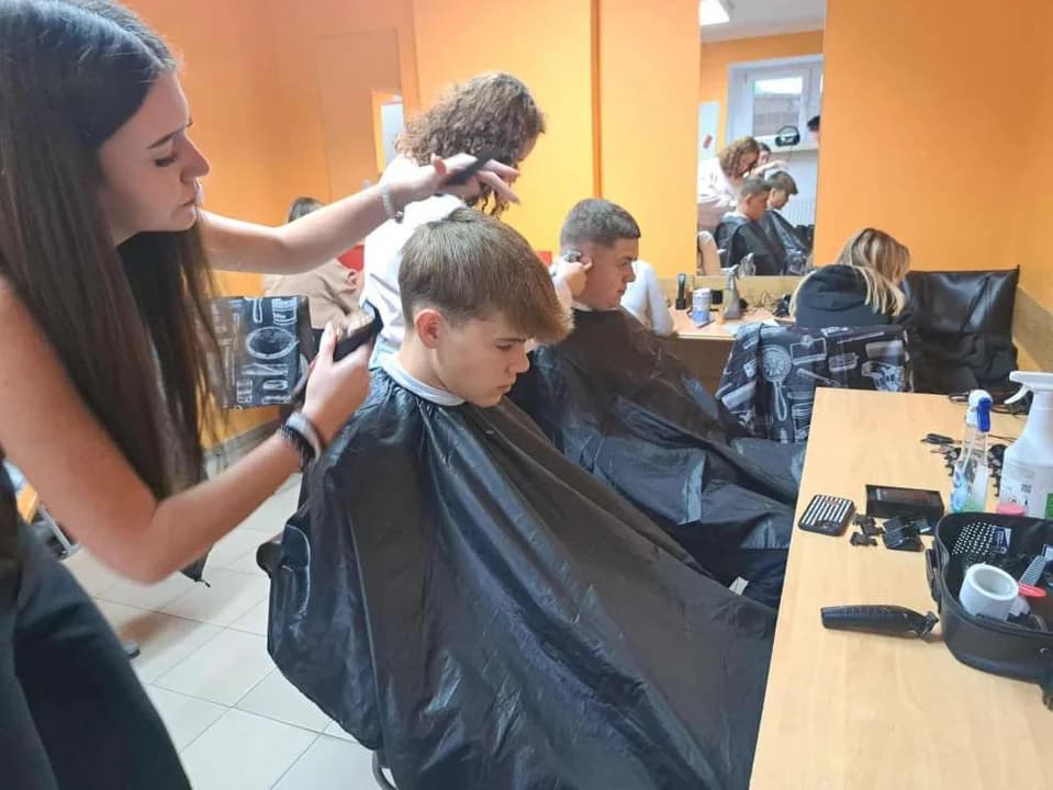 Dziewczyny zrobiły im fryzury na Dzień Chłopca. To trzeba zobaczyć [ZDJĘCIA, SONDA]
