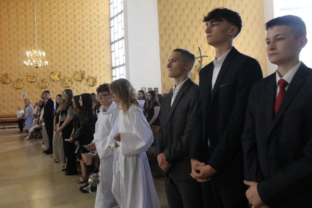 Bierzmowanie na odpuście ku czci św. Antoniego Padewskiego u franciszkanów w Jarocinie [ZDJĘCIA] — zdjęcie 4 z 93