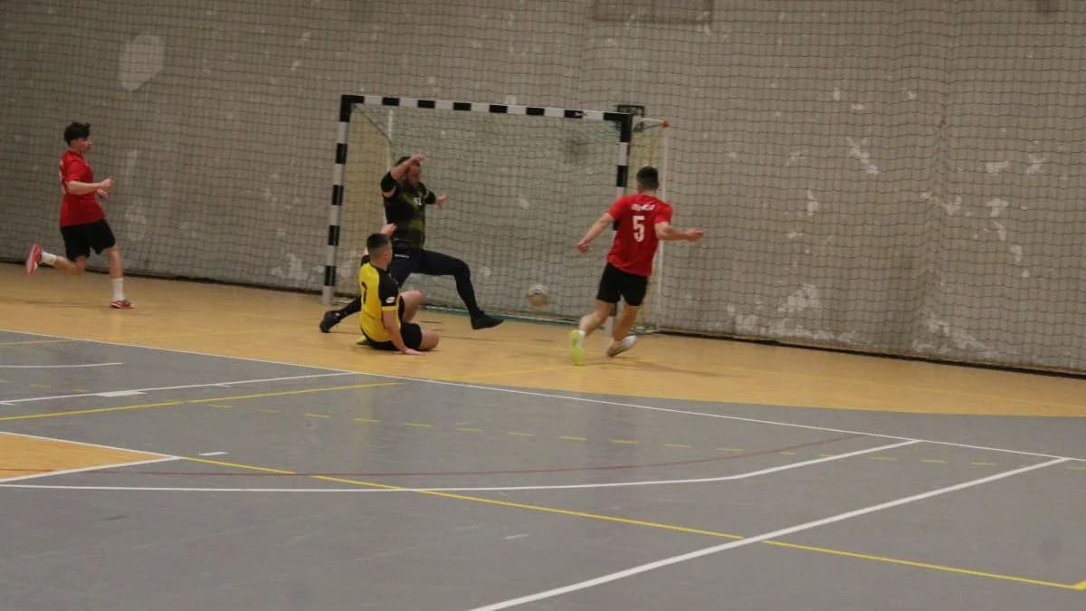 W dwunastej kolejce Jarocińskiej Ligi Halowej Piłki Nożnej hitowym spotkaniem było starcie Active Team Stęgosz z Fort Boys Team