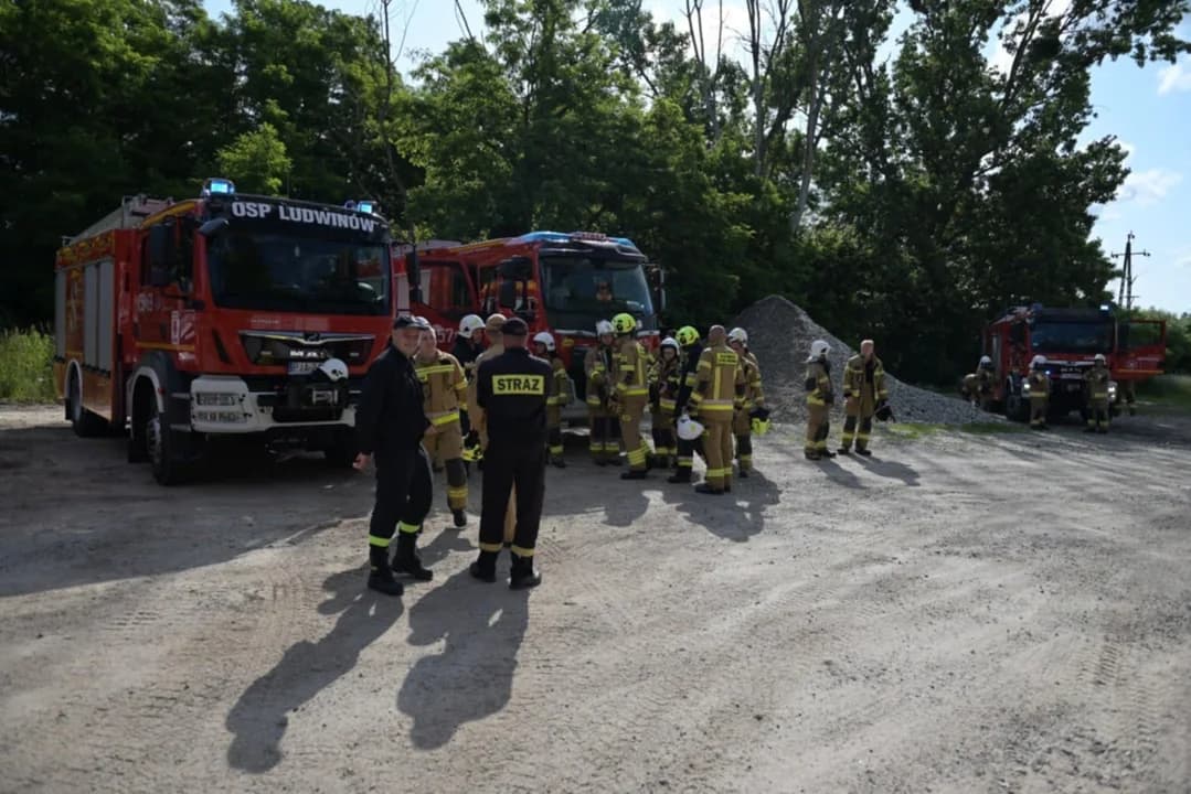 Strażacy prowadzili działania na terenie żwirowni w gminie Żerków