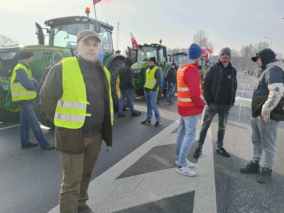Rolnicy blokują most w Nowym Mieście na DK 11