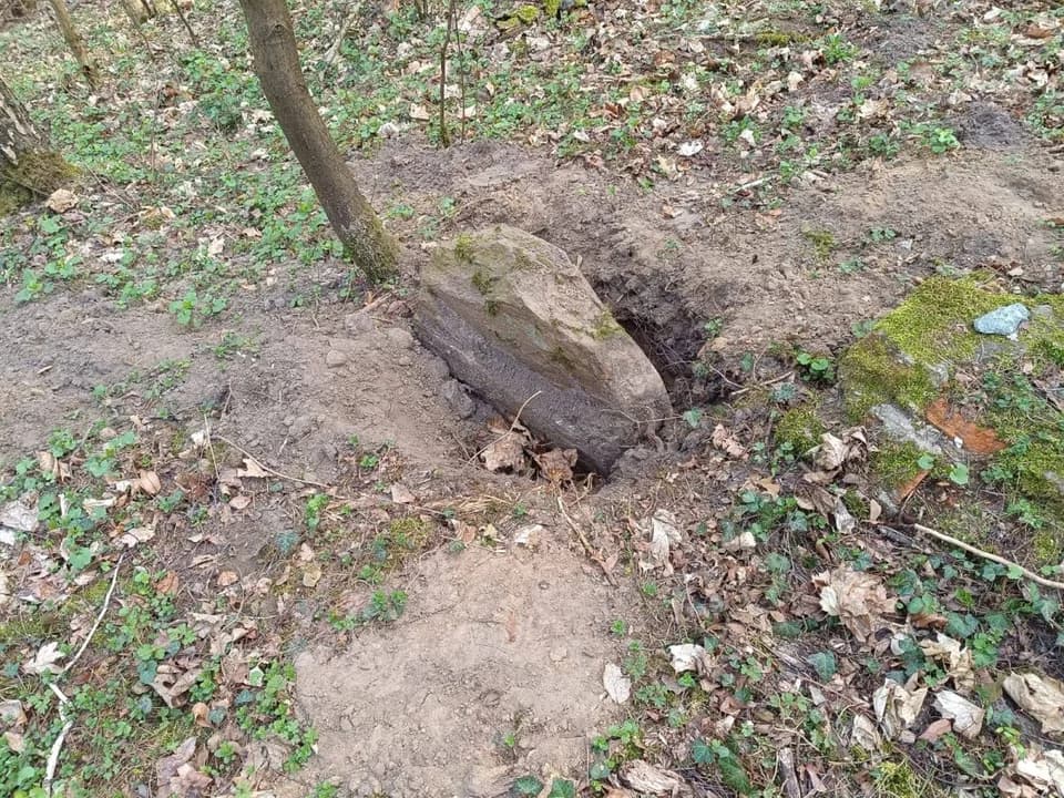 Czy w Żerkowie doszło do znieważenia miejsca pochówku i zwłok? Policja prowadzi dochodzenie [ZDJĘCIA] — zdjęcie 4 z 5