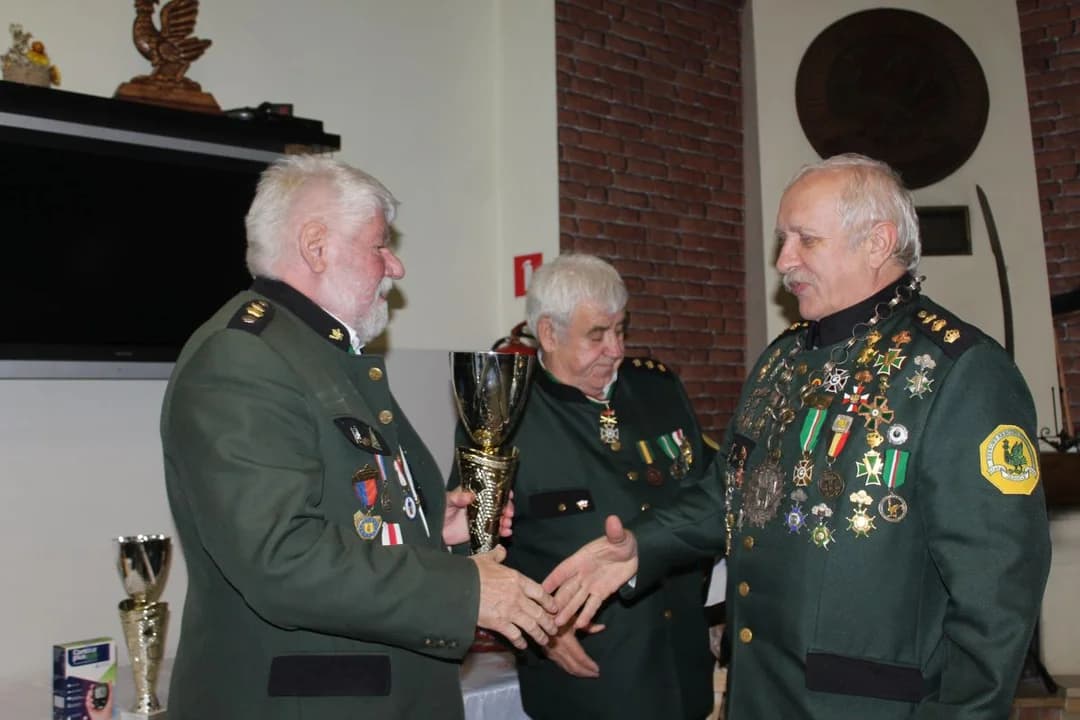 Kurkowe Bractwo Strzeleckie w Jarocinie wspominało zmarłych członków [ZDJĘCIA] — zdjęcie 2 z 41