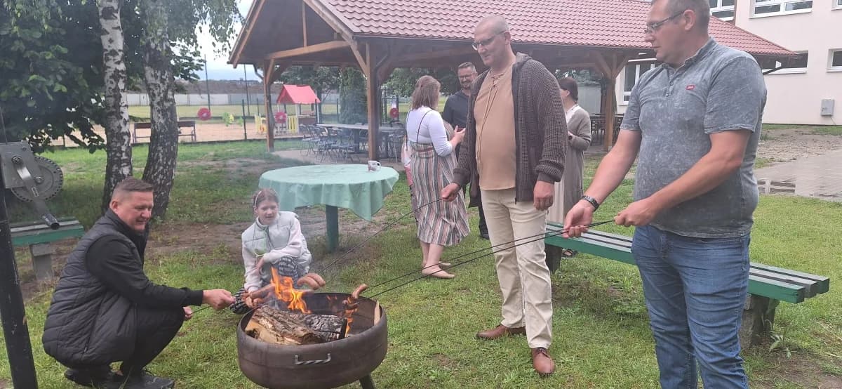 Już od wejścia można było poczuć klimat dawnych czasów. Mieszkańcy zadbali o tematyczne dekoracje, przynosząc kosze, gliniane misy i inne przedmioty nawiązujące do słowiańskiej tradycji. Wiatę udekorowano suszonymi ziołami oraz wiankami. Na miejscu można było poznać dawne zwyczaje, rzemiosło i smaki.