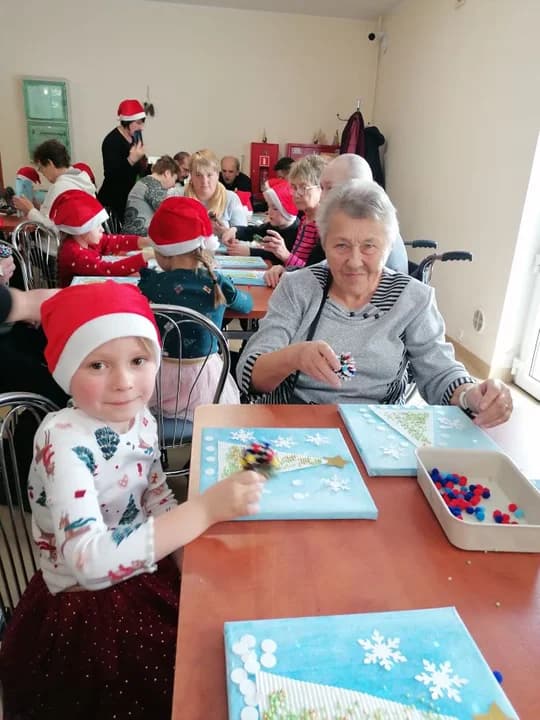 Przedszkolaki wzruszyły seniorów. Świąteczne warsztaty przy ul. Zacisznej w Jarocinie — zdjęcie 5 z 17