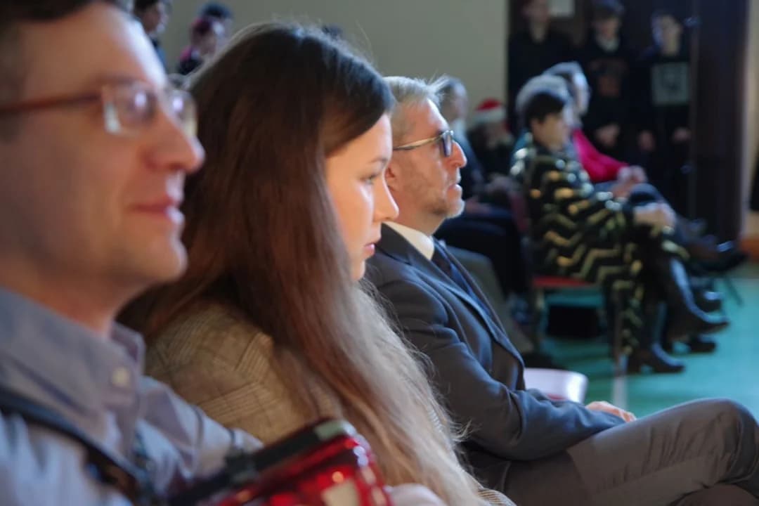 Przedstawienie bożonarodzeniowe z wołaniem o pomoc wystawiono w szkole w Tarcach — zdjęcie 6 z 18