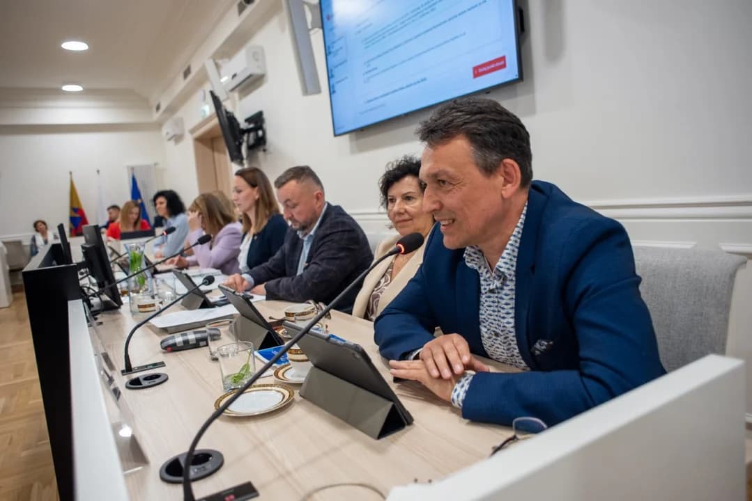 Radni nie mają zaufania do burmistrza, choć finanse oceniają dobrze. Posypały się zarzuty, wspomniano o referendum [ZDJĘCIA]