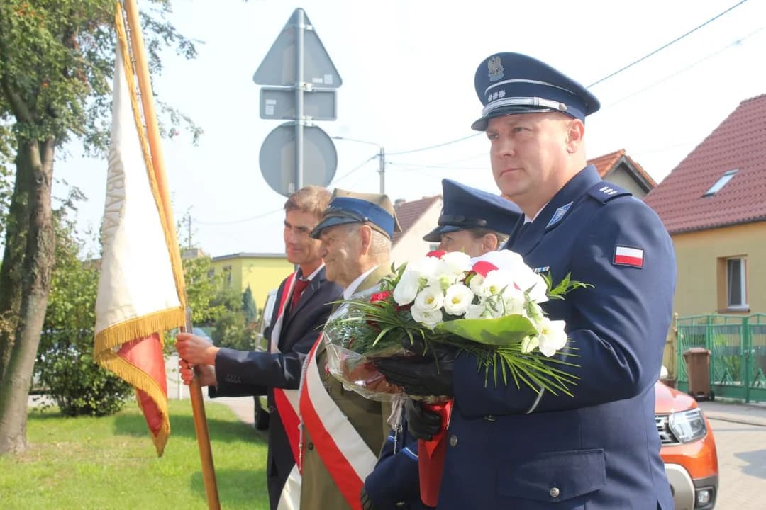 W Jarocinie uczczono Dzień Sybiraka przy Krzyżu Martyrologii w 20. rocznicę jego poświęcenia [ZDJĘCIA] — zdjęcie 2 z 100