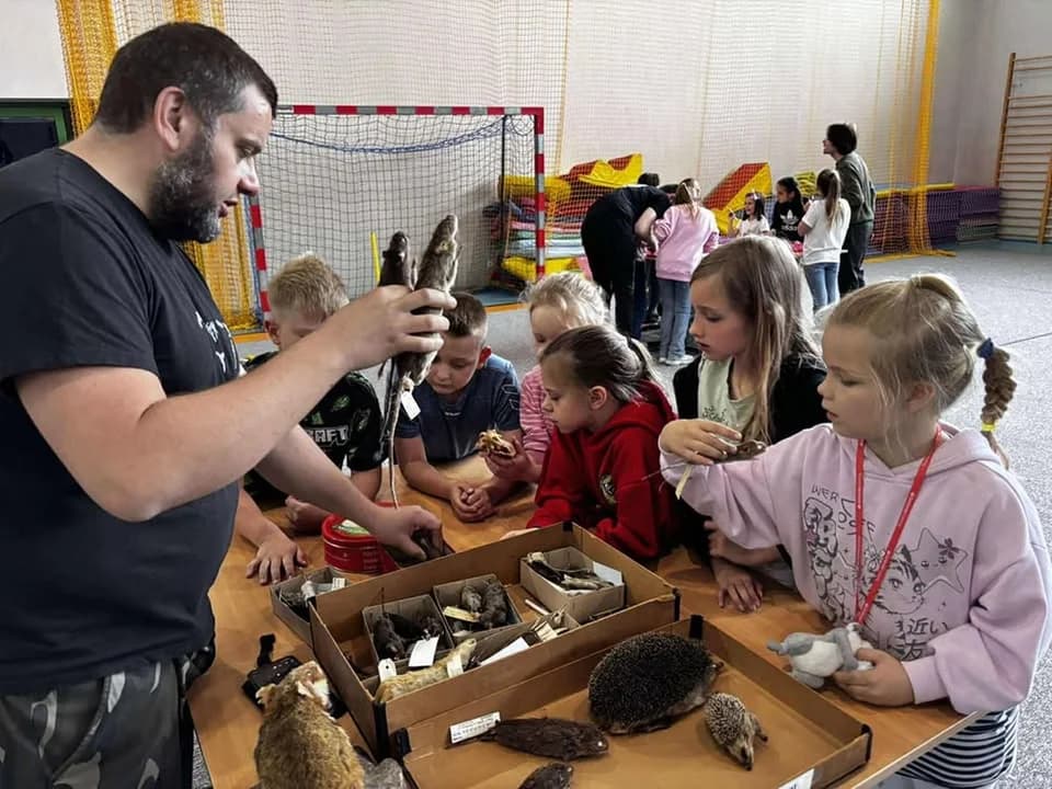 Dzieci z "trójki" miały okazję dotykać skamielin. Szkołę odwiedzili paleontolodzy z Uniwersytetu Wrocławskiego [ZDJĘCIA]