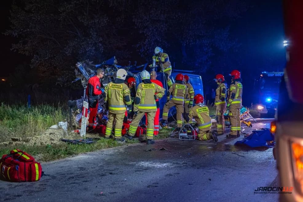 Zderzenie busa z pociągiem na przejeździe w Golinie. Kierowca zakleszczony w aucie [ZDJĘCIA, AKTUALIZACJA] — zdjęcie 2 z 23