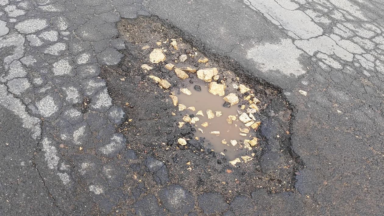 Wjechała skodą w dziurę na drodze Cząszczew – Cielcza. Uszkodziła sobie oponę