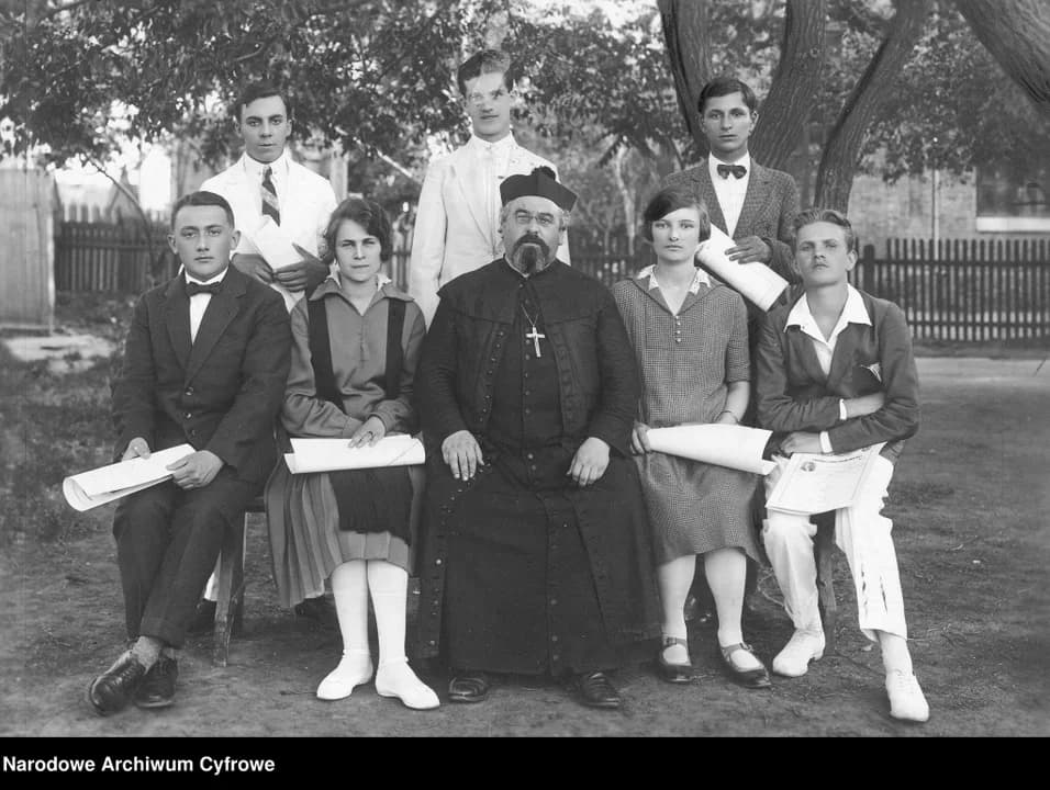 Gimnazjum Polskie Misji Katolickiej im. Henryka Sienkiewicza w Charbinie. Grupa maturzystów w towarzystwie księdza Władysława Ostrowskiego. 1915 - 1937