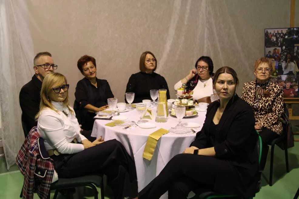Dzień Nauczyciela w szkołach powiatu jarocińskiego - były podziękowania, kwiaty i nagrody - wiemy jakie [ZDJĘCIA] — zdjęcie 6 z 173