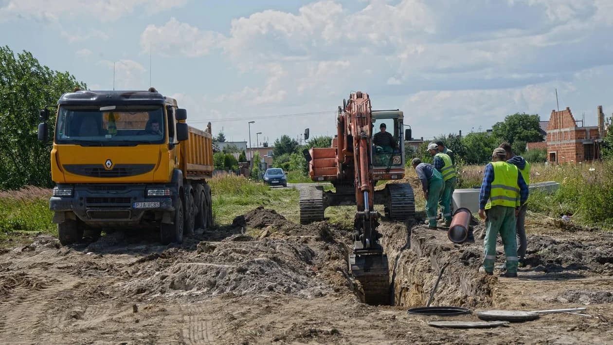 539 km wynosi długość sieci wodociągowej na terenie gminy Jarocin Budowa sieci wodociągowej w gminie Jarocin rozpoczęła się na początku XX wieku. Miasto zostało zwodociągowane i skanalizowane w latach 1910-1913. W latach 60. i 70. XX wieku przeprowadzono gruntowną modernizację stacji uzdatniania wody przy ul. Poznańskiej, a w latach 80. wybudowano stację uzdatniania wody w Wilkowyi. Na początku lat 90. przystosowano ujęcie wody w Stefanowie do potrzeb sieci miejskiej. W latach 90. XX wieku samorząd kontynuował rozwój infrastruktury wodociągowej, skupiając się na modernizacji istniejących obiektów oraz przystosowywaniu nowych ujęć wody do rosnących potrzeb mieszkańców. Te przedsięwzięcia rozpoczęto w kadencji burmistrza Marka Przymusińskiego, kontynuowano w latach 1994-1998, kiedy gminą kierował Paweł Jachowski, a także za kadencji Mariana Michalaka (1998-2002). Na początku lat 90. przystosowano ujęcie wody w Stefanowie do potrzeb sieci miejskiej, aby zapewnić dostawy na Rzeczypospolitej. Działanie to miało na celu zwiększenie dostępności wody dla rozwijających się obszarów miasta.W tym okresie zmodernizowano stację uzdatniania wody w Wilkowyi. Zainstalowano dwa hydrofiltry, które - poza uzdatnianiem (odżelazianie, odmanganianie i dezynfekcja) - zapewniały również odpowiednie ciśnienie w sieci, eliminując tym samym potrzebę stosowania dodatkowych hydroforów. Inwestycja ta miała na celu poprawę jakości wody dostarczanej do miejscowości Wilkowyja, Annapol, Cielcza, Bachorzew oraz częściowo Jarocina. To wszystko było istotnym etapem w rozwoju infrastruktury wodociągowej gminy Jarocin i przygotowało samorząd do dalszej rozbudowy i modernizacji w kolejnych dekadach.W latach 201-2023, kiedy gminą kierował burmistrz Adam Pawlicki zrealizowano największy projekt inwestycyjny w historii gminy Jarocin - „Gospodarka wodno-ściekowa w Gminie Jarocin”. Projekt ten, trwający około 7 lat, objął m.in. budowę nowoczesnej Stacji Uzdatniania Wody w Stefanowie, renowację kanału przesyłowego Jarocin - Cielcza oraz budowę innowacyjnego Zakładu Odzysku Surowców w Cielczy. Wartość inwestycji przekroczyła 300 mln zł, z czego znaczna część pochodziła z dofinansowania unijnego. Obecnie Przedsiębiorstwo Wodociągów i Kanalizacji w Jarocinie eksploatuje 6 stacji uzdatniania wody oraz 25 czynnych studni głębinowych, produkujących około 3 mln m³ wody rocznie. Łączna długość sieci wodociągowej wraz z przyłączami wynosi ponad 539 km. Realizacja projektu była możliwa dzięki pozyskaniu przez PWiK bezzwrotnej dotacji z Programu Operacyjnego Infrastruktura i Środowisko 2014-2020. Projekt ten uczynił Jarocin jednym z liderów ekologicznych rozwiązań w zakresie gospodarki wodno-ściekowej w Polsce. Kanalizacja Nie wszyscy zdają sobie sprawę, że budowa systemu kanalizacji w gminie Jarocin to proces trwający ponad sto lat.Pierwszy odcinek kanalizacji w Jarocinie powstał w 1918 roku przy ul. Poznańskiej. Nie jest tajemnicą, że rozwój sieci był prowadzony już przed wojną - dzięki nowoczesnemu podejściu burmistrza Rogalskiego. Dzisiaj ta nitka o długości ponad 2 km, odbiera ścieki z południowo-zachodniej części gminy oraz z gminy Jaraczewo i przesyła je do oczyszczalni ścieków w Cielczy. Obecnie natężenie przepływu w tym kanale sięga nawet 3 milionów litrów na dobę. Na przestrzeni dekad system kanalizacyjny był sukcesywnie rozbudowywany, obejmując kolejne miejscowości gminy. Znaczące inwestycje miały miejsce w latach 2016-2017, kiedy to PWiK wybudowało lub zmodernizowało blisko 30 km sieci kanalizacji sanitarnej z przyłączami, co umożliwiło podłączenie do zbiorczego odbioru ścieków sanitarnych około kilkuset gospodarstwom domowym. Wówczas teren gminy Jarocin był skanalizowany w ponad 95 procentach.Obecnie w gminie Jarocin skanalizowanych jest 26 z 27 miejscowości. Łączna długość sieci kanalizacyjnej wynosi 440,9 km, z czego 349,7 km przypada na kanalizację sanitarną, a 90,3 km stanowią przyłącza.Oczyszczalnia ścieków w Cielczy obsługuje miasto i gminę Jarocin oraz część gmin Jaraczewo, Kotlin i Nowe Miasto. Na obiekt dowożone są również ścieki wozami asenizacyjnymi. Przepustowość oczyszczalni wynosi około 12 438 m³ na dobę.