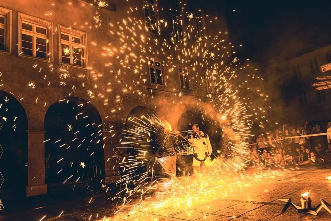 Przynieś kanapkę kosmicie. WTwMM startuje w Jarocinie wybuchowym spektaklem [ZDJĘCIA]