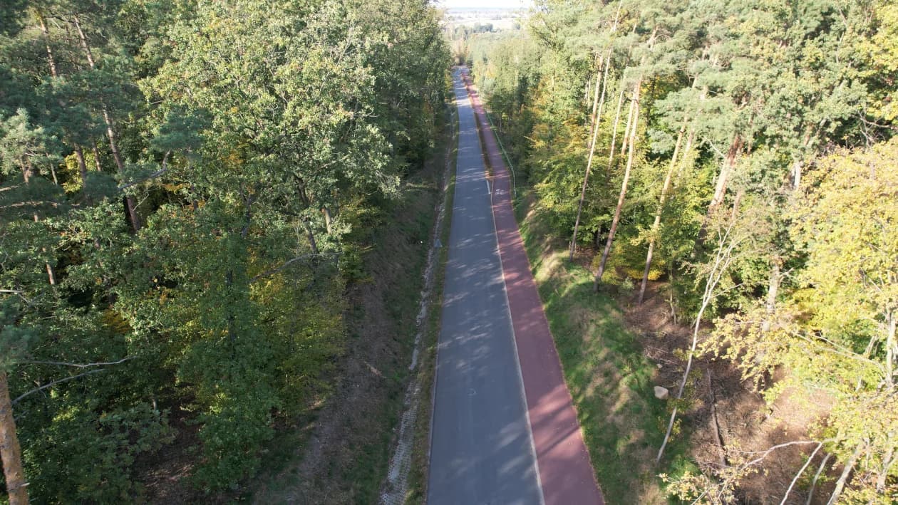 Po minięciu Dębna jedziemy w kierunku Radlińca i Radlina, a następnie wzdłuż obwodnicy Jarocina docieramy do Alei Światowego Dnia Roweru. Po wymagającym podjeździe, mijamy pumptrack i dojeżdżamy do Parku Radolińskich w Jarocinie, a stamtąd na finał trasy na jarociński rynek.