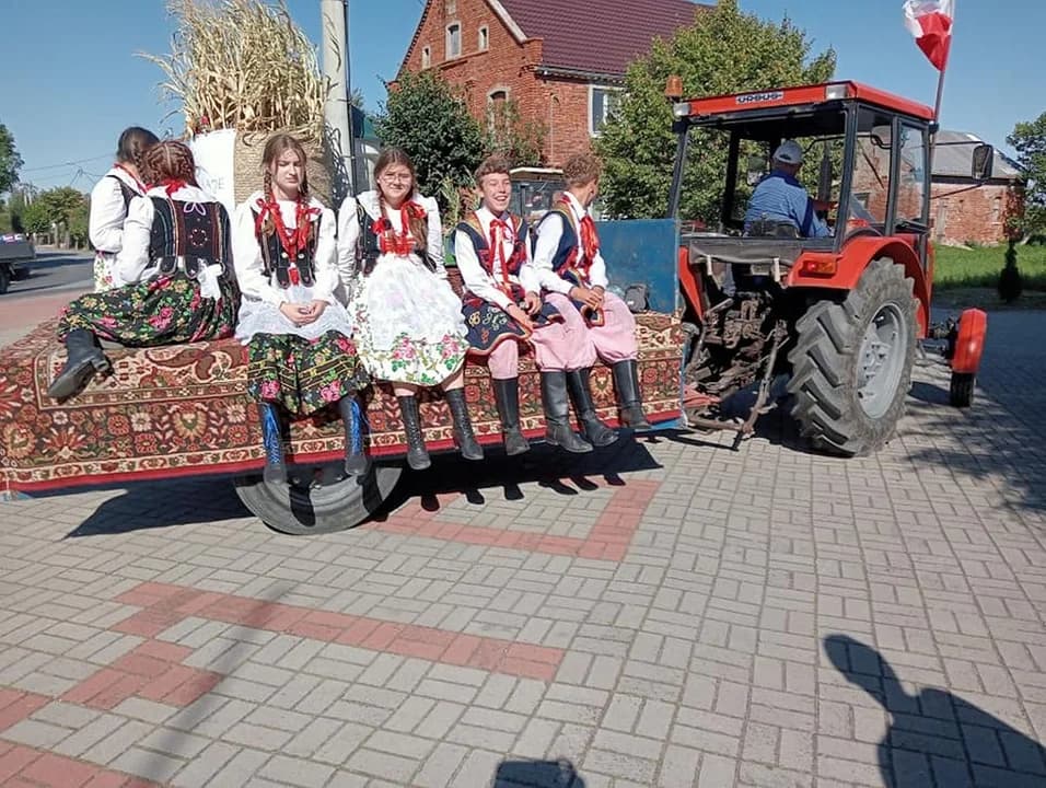 Helikopterem na dożynkach w Sławoszewie