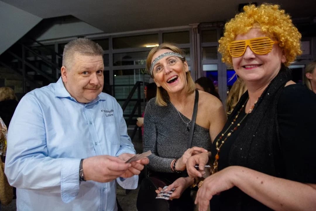 Dzień Kobiet w Jarocińskim Ośrodku Kultury. Panie dobrze bawiły się z „Muzyczną Uliczką” [ZDJĘCIA] — zdjęcie 3 z 100