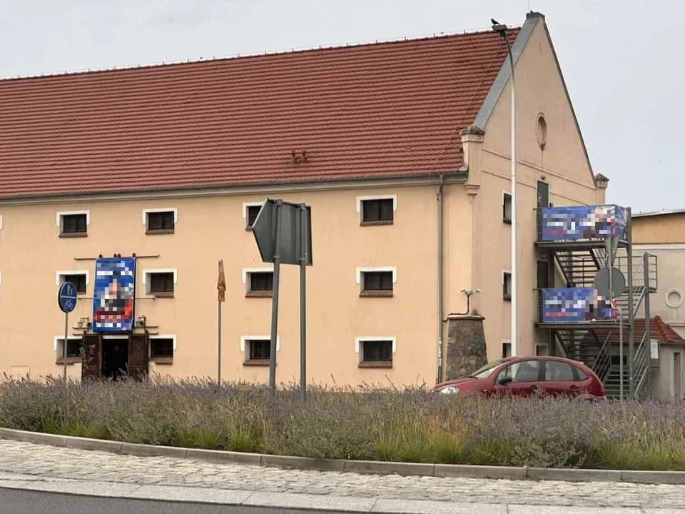 Banery wyborcze tuż przy skrzyżowaniu. Mieszkańcy alarmują. Sprawie przygląda się Policja