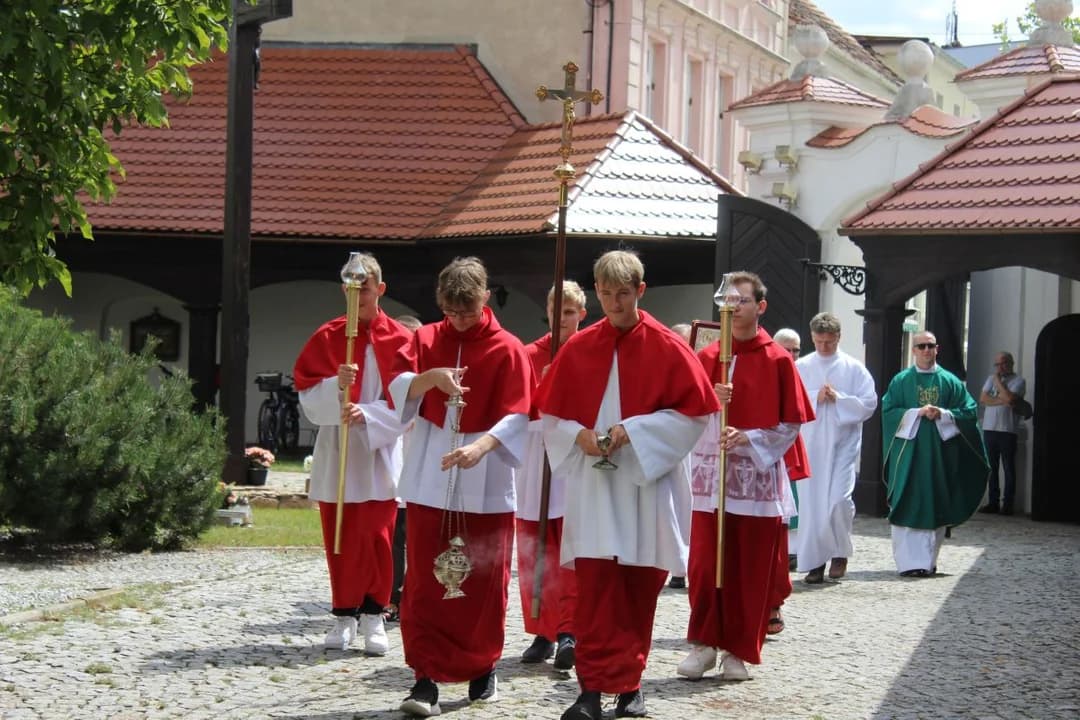 Pożegnanie kapłanów w parafii św. Marcina w Jarocinie — zdjęcie 2 z 64
