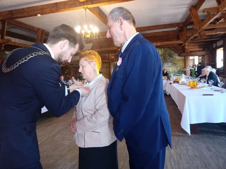 Łzy wzruszenia na jubileuszach małżeńskich. Wyjątkowa uroczystość dla par świętujących 50. rocznicę ślubu w gminie Kotlin