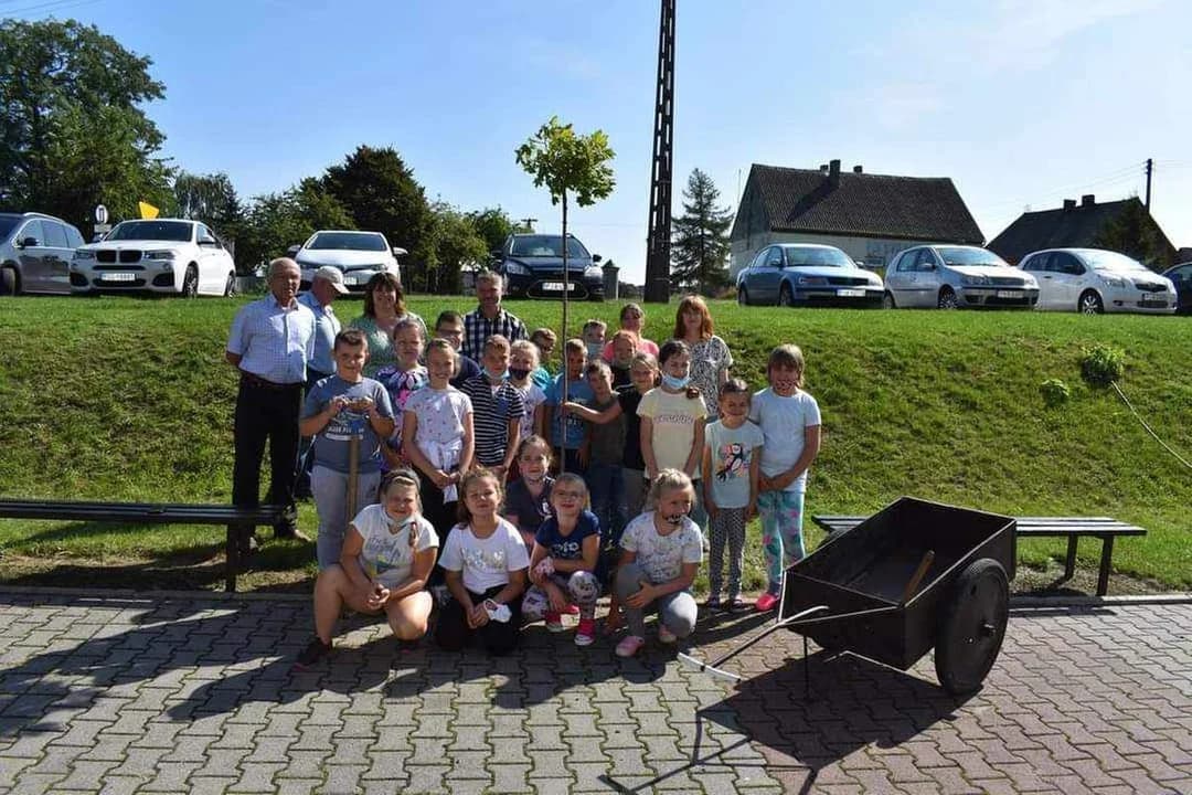 Zamiast bukietów kwiatów, kupili sadzonki. Wyjątkowa akcja w szkole w Rusku