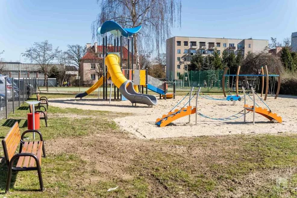 Miejsce zabaw dla dzieci już otwarte. Przy jarocińskiej "czwórce" jest wreszcie bezpieczny plac zabaw [ZDJĘCIA]