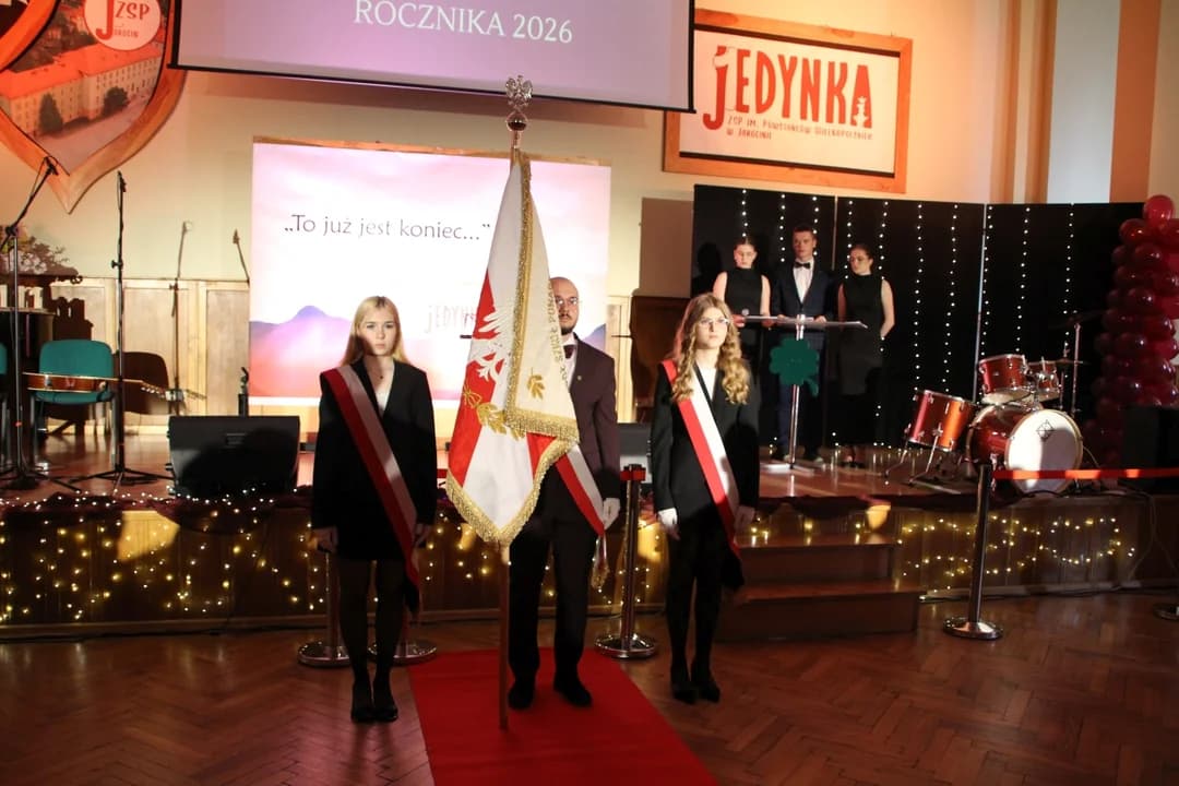 Maturzyści z Ziemi Jarocińskiej odebrali świadectwa. Zobacz zdjęcia z uroczystości — zdjęcie 2 z 246