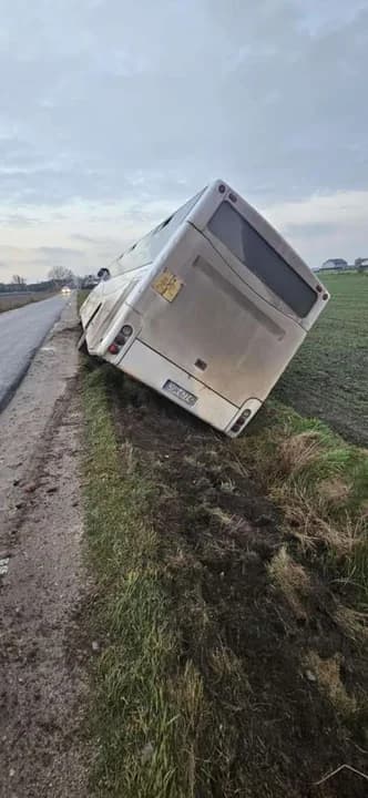 Szkolny autobus wpadł do rowu w Łukaszewie — zdjęcie 2 z 5