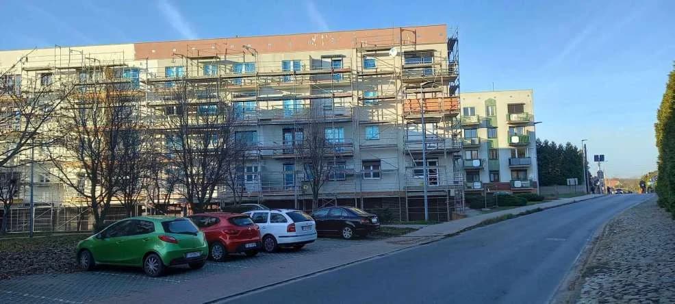 Jarocińska spółdzielnia mieszkaniowa remontuje blok w Jarocinie. Mieszkańcy żądają wstrzymania prac [AKTUALIZACJA] — zdjęcie 2 z 7